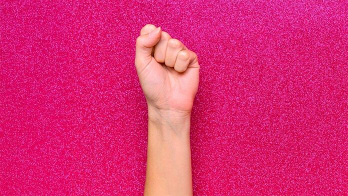 Puño en rosa