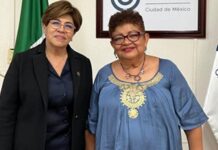 Rosa María, Alcaldesa electa de Veracruz, felicita a Ernestina Godoy.