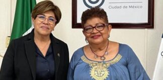 Rosa María, Alcaldesa electa de Veracruz, felicita a Ernestina Godoy.