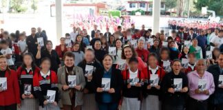 Entrega SEV cartillas de los Derechos de las Mujeres, en secundaria de Xalapa