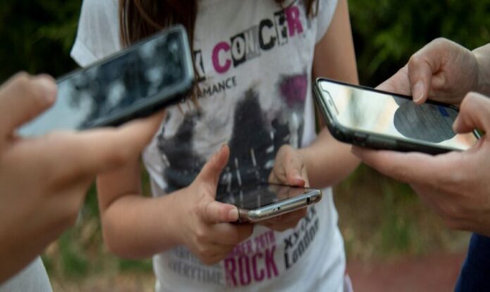 Save the cildren niñas con moviles