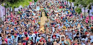 #BasílicaDeGuadalupe: mar de fe, veladoras y estandartes.