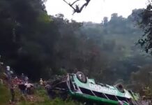 Confirman 10 fallecidos y al menos 30 heridos tras volcadura de autobús en Zontecomatlán, Veracruz.