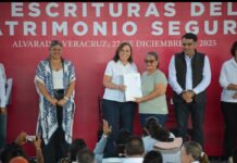 Entrega Rocío Nahle 336 escrituras del programa Patrimonio Seguro en Alvarado.