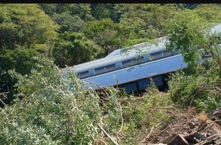 Marina confirma 13 fallecidos en el descarrilamiento del tren interoceánico en Oaxaca.