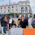 Trabajadores del sector salud protestan bloqueando centro histórico de Xalapa.
