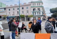 Trabajadores del sector salud protestan bloqueando centro histórico de Xalapa.