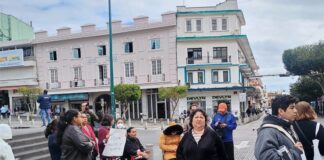 Trabajadores del sector salud protestan bloqueando centro histórico de Xalapa.