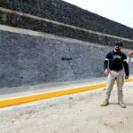Entrega Alberto Islas muro de contención en la 21 de Marzo.