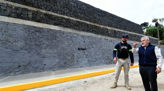 Entrega Alberto Islas muro de contención en la 21 de Marzo.