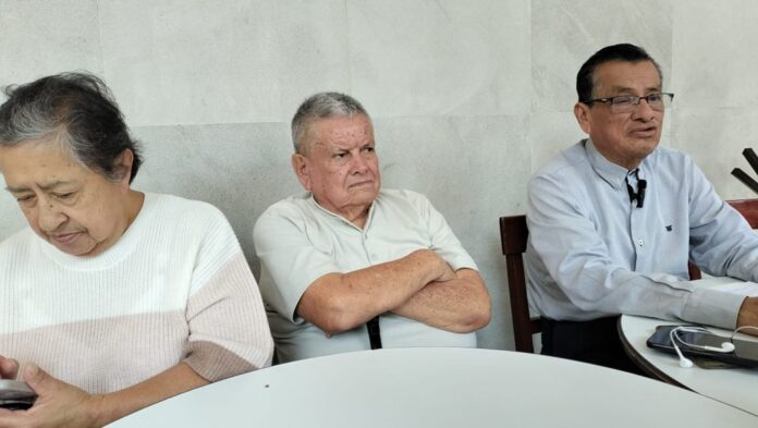 Vecinos de Urban center protestan por tianguis