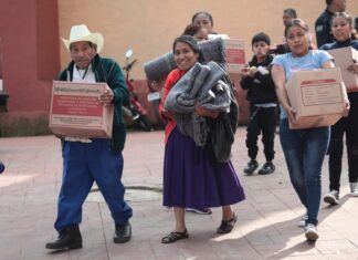 Familias de las Altas Montañas reciben atención de la Caravana Abrigando Corazones