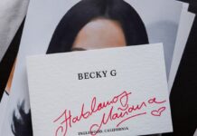 Becky G lanza “Hablamos Mañana” como regalo de Navidad .