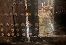 Incendio en la puerta norte de la Catedral de Puebla genera alarma y movilización oficial.