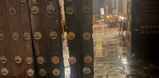 Incendio en la puerta norte de la Catedral de Puebla genera alarma y movilización oficial.