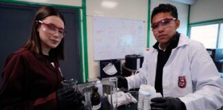 Delia y Cristian de UPIEM alistan plástico que se degrada… y purifica el agua.