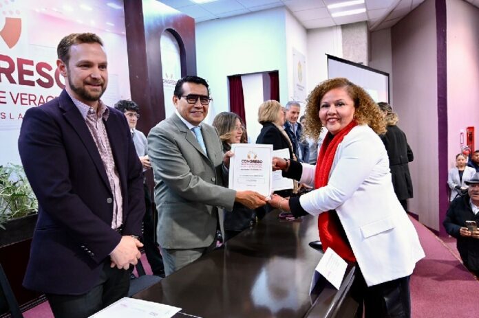Esteban Bautista entrega leyes de ingreso a Municipios