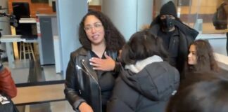 Detienen a la periodista Georgia Fort tras documentar protesta en iglesia; la liberaron con cargos