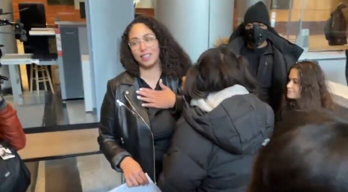 Detienen a la periodista Georgia Fort tras documentar protesta en iglesia; la liberaron con cargos