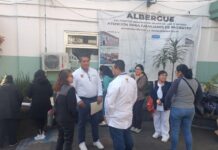 Trabajadores protestan en Xalapa por falta de pago de bono navideño.