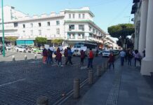 Trabajadores de la empresa LEIH protestan en Xalapa por retraso de pagos y violaciones laborales.