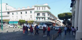 Trabajadores de la empresa LEIH protestan en Xalapa por retraso de pagos y violaciones laborales.