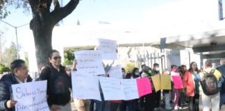 Trabajadores de la Sección 26 Centro se manifiestan en hospitales del estado.