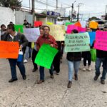 Docentes de UPAV protestan y bloquean carretera por adeudos salariales .