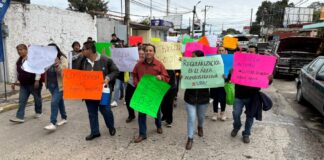 Docentes de UPAV protestan y bloquean carretera por adeudos salariales .