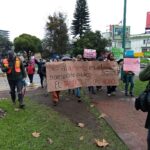 Grupo de estudiantes marchan en Xalapa contra el aumento al transporte público.