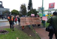 Grupo de estudiantes marchan en Xalapa contra el aumento al transporte público.
