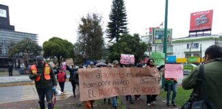Grupo de estudiantes marchan en Xalapa contra el aumento al transporte público.