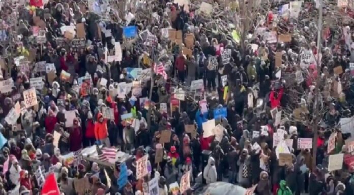 Miles de manifestantes salieron a las calles en Minneapolis para exigir la salida de ICE