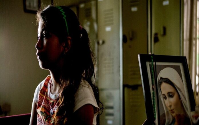 Niña huye de su apis por violencia UNICEF image1170x530cropped