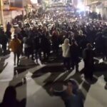 Mujeres lideran las protestas masivas que sacuden Irán en medio de la crisis económica y política