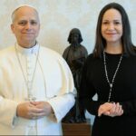 María Corina pide al Papa interceder por la liberación de los presos políticos y la transición en Venezuela.