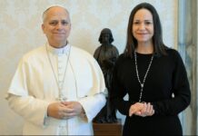 María Corina pide al Papa interceder por la liberación de los presos políticos y la transición en Venezuela.