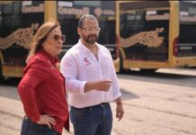 Gobernadora supervisa unidades Quetzalli que renovarán el transporte público en Coatzacoalcos.