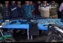 Cateo en San Andrés Tuxtla deja ocho detenidos y aseguramiento de armas, drogas y motocicletas.