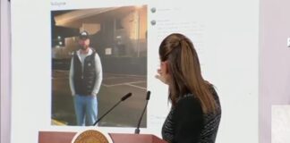 Sheinbaum exhibe fotografía de Ryan Wedding entregándose en la Embajada de EEUU en México .