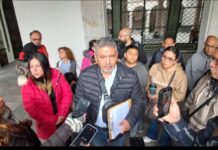 Extrabajadores del extinto Seguro Popular exigen pago de adeudos tras nueve años de espera.