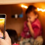 Shareting, práctica de subir infancias a redes sociales que las expone a violencia sexual digital