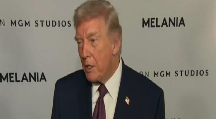 Trump anuncia aranceles “rudos” a países que suministren petróleo a Cuba.