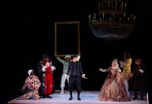 Els Joglars conquista Málaga: Ovación de gala y humor cervantino