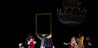 Els Joglars conquista Málaga: Ovación de gala y humor cervantino