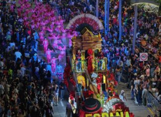 Vive Veracruz ambiente festivo y familiar en el Primer Gran Desfile del Carnaval .