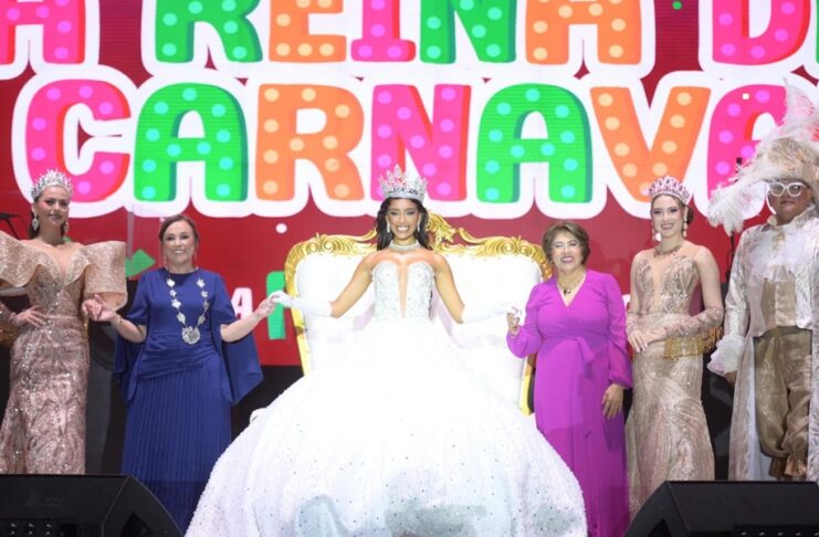 Gobernadora Rocío Nahle corona a Fernanda Pumar como Reina del Carnaval de Veracruz