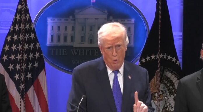 Trump se desquita con arancel global del 10% tras revés en la Corte Suprema .