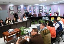 Atiende Esteban Bautista a maestros indígenas de las Altas Montañas.