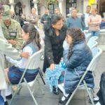 Gobierno del Estado brinda atención oportuna a estudiantes durante acto del Día de la Bandera.